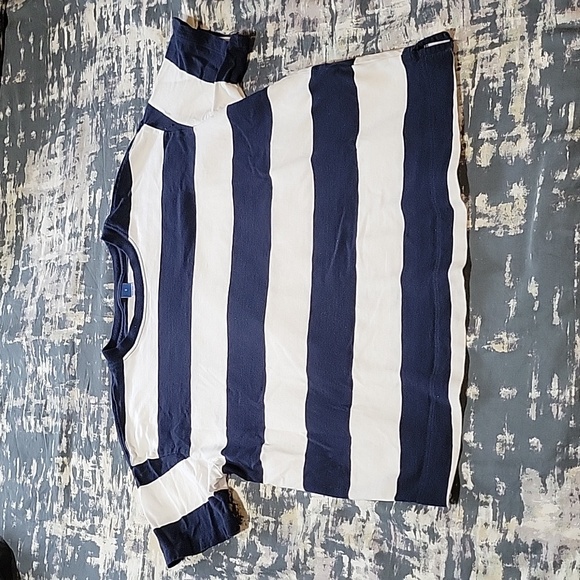 Old navy tee - Picture 4 of 6